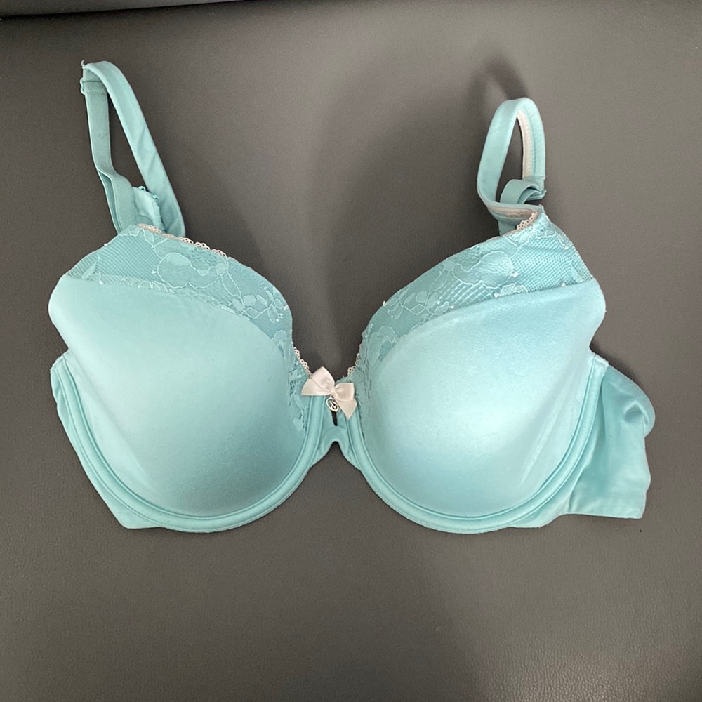 Victorias Secret body by Victoria lined perfect coverage bra.